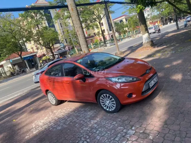 Ford Fiesta 2011 màu cam đỏ đã lăn bánh