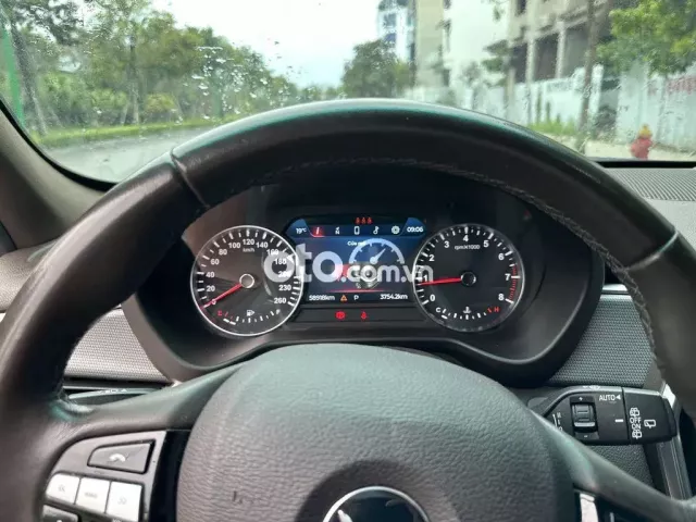 VinFast Lux SA2.0 2020 2.0 AT - 60000 km