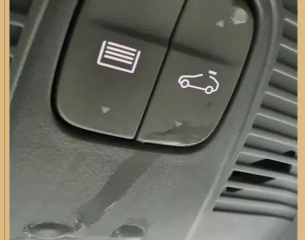 Lỗi nước dột vào nội thất xe Peugeot 3008 Lỗi nước dột vào nội thất xe Peugeot 3008 .
