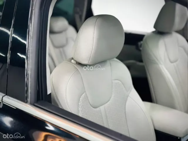 Den Huyền Bí Model 2021