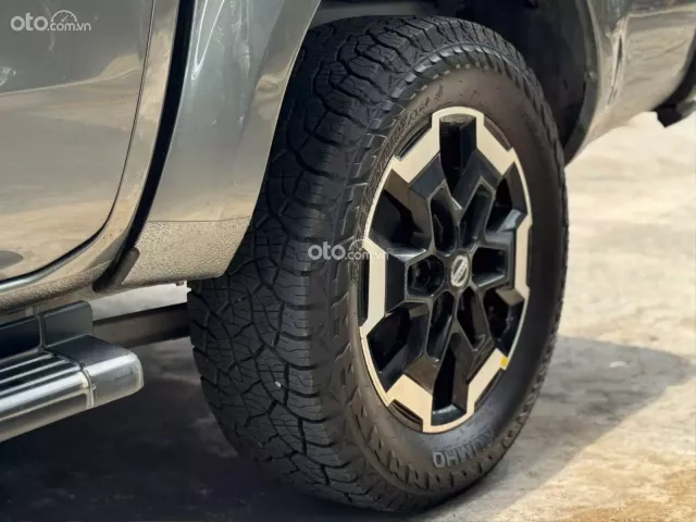 Bán xe bán tải đời 2021, màu xám Titan sang trọng