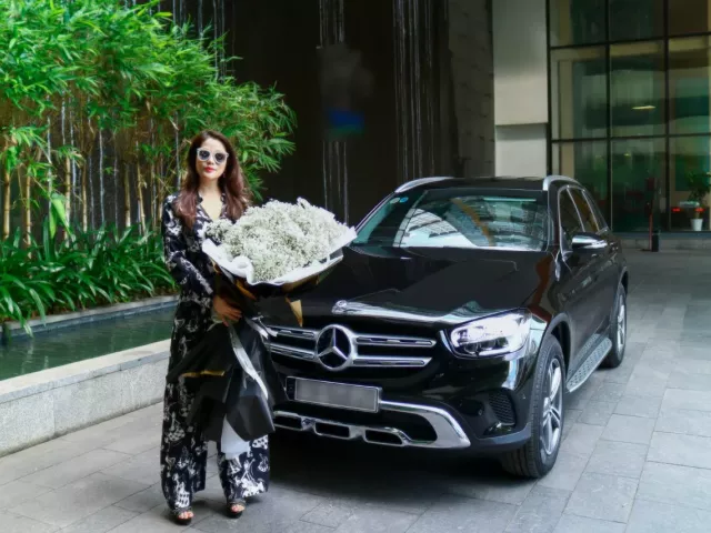 Nữ diễn viên Trương Ngọc Ánh bên chiếc Mercedes-Benz GLC 200 đời 2020.