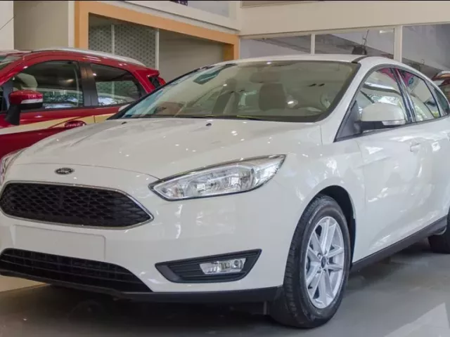 Chiếc Ford Focus cũ tại đại lý chính hãng.