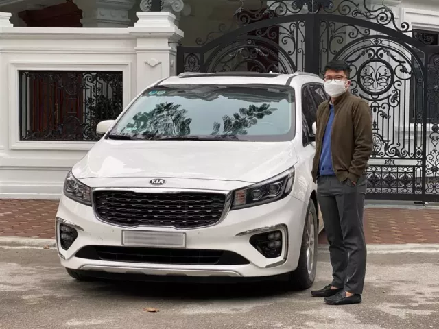 Anh Trần Hoài Nam bên chiếc Kia Sedona 2022 của mình.