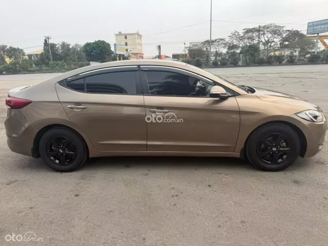 Hyundai Elantra 1.8 MT 2017 3