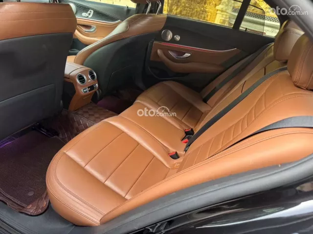 Mercedes-Benz E300 AMG 2021 8