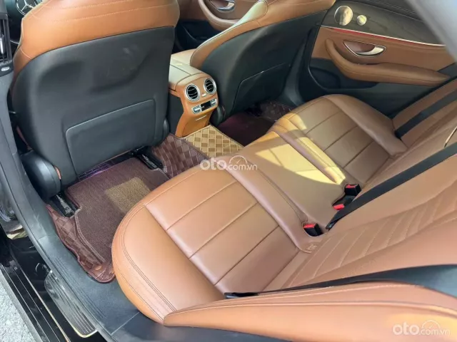 Mercedes-Benz E300 AMG 2021 9