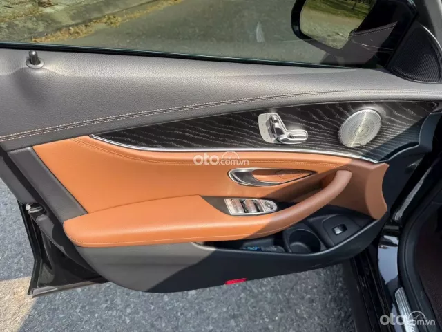 Mercedes-Benz E300 AMG 2021 10