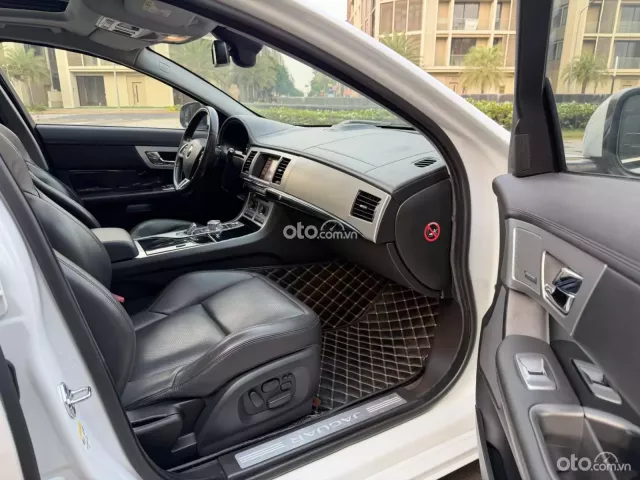 Jaguar XF 2.0L I4 Tubrocharged Premium 2014 11