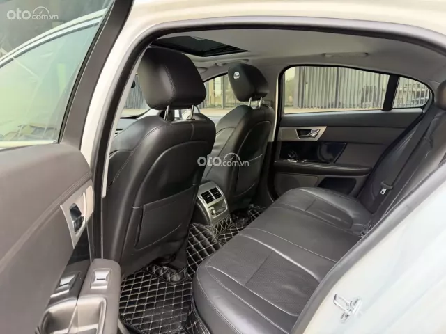 Jaguar XF 2.0L I4 Tubrocharged Premium 2014 13