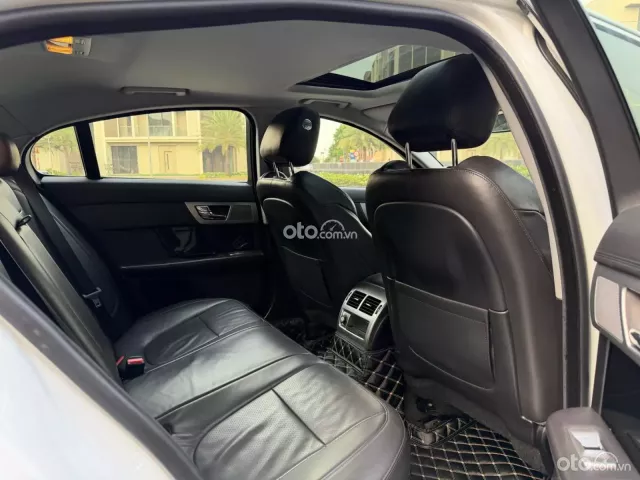 Jaguar XF 2.0L I4 Tubrocharged Premium 2014 14