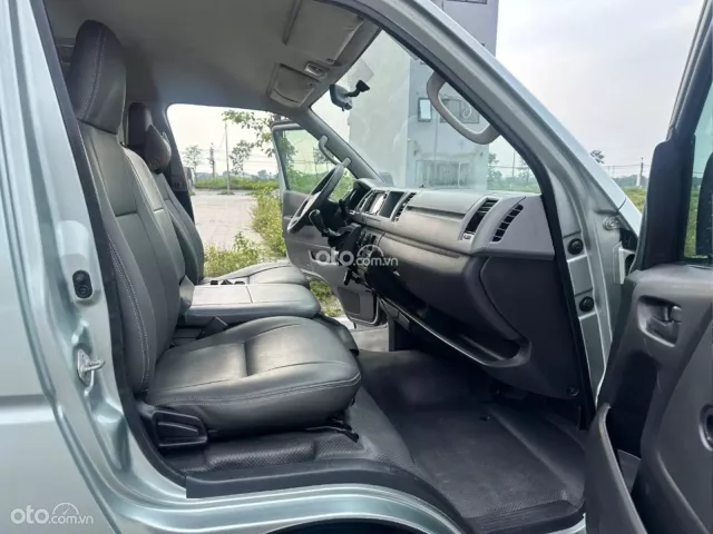 Toyota Hiace 2011 13
