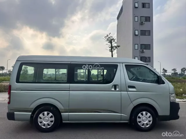 Toyota Hiace 2011 4