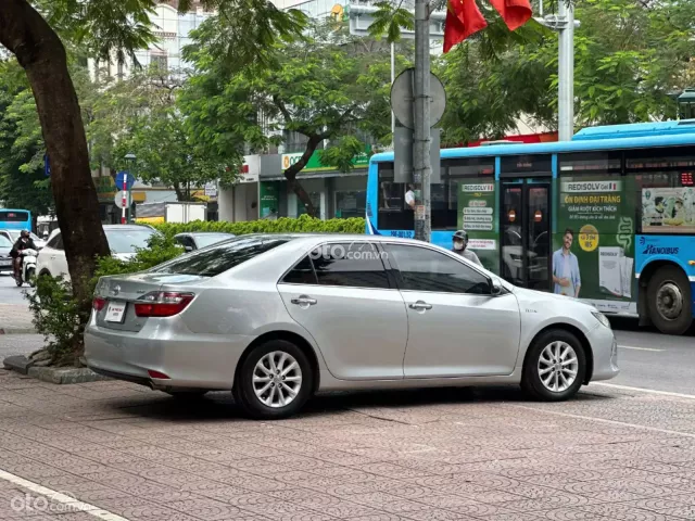Toyota Camry 2.0E 2015 4
