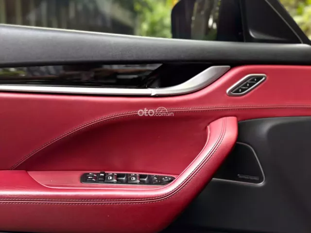 Đen/nội thất đỏ Sport Limited