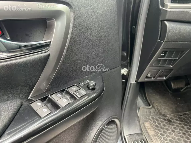 Toyota Fortuner 2.4G 4x2 AT  2022 9