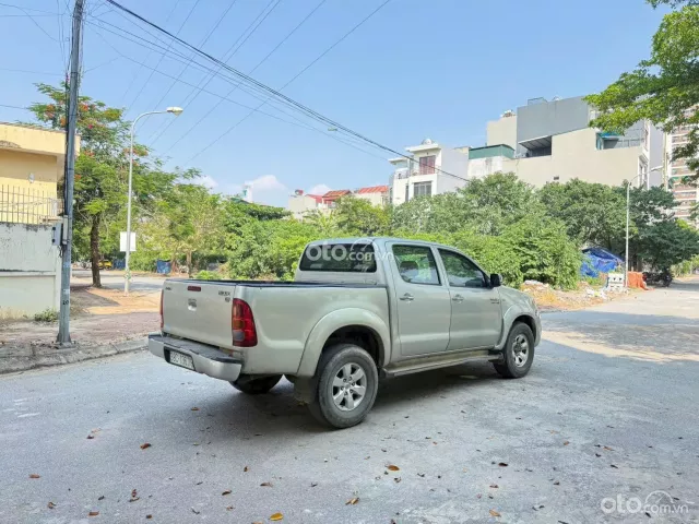 Toyota Hilux 2.5E 4x2 MT 2010 3