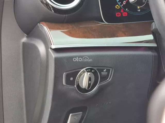 Mercedes-Benz E200 2022 13