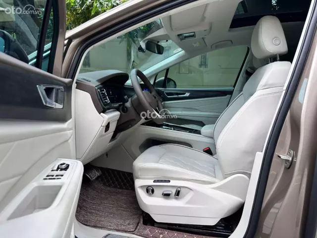 Volkswagen Viloran Luxury 2025 10