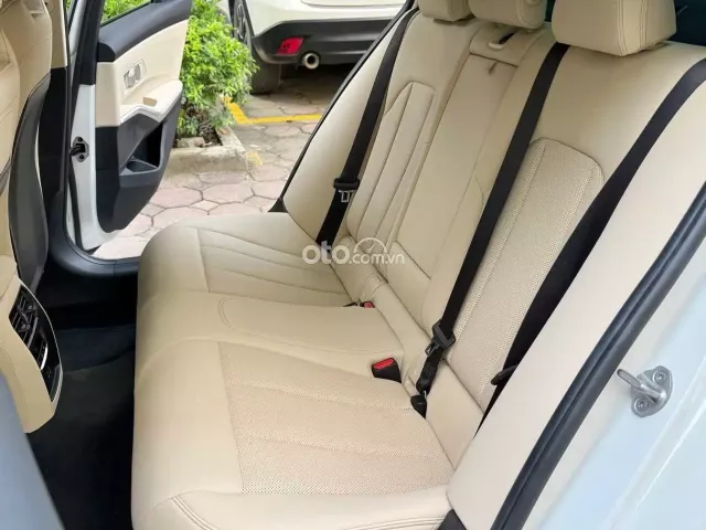 BMW 320i Sport Line 2024 9