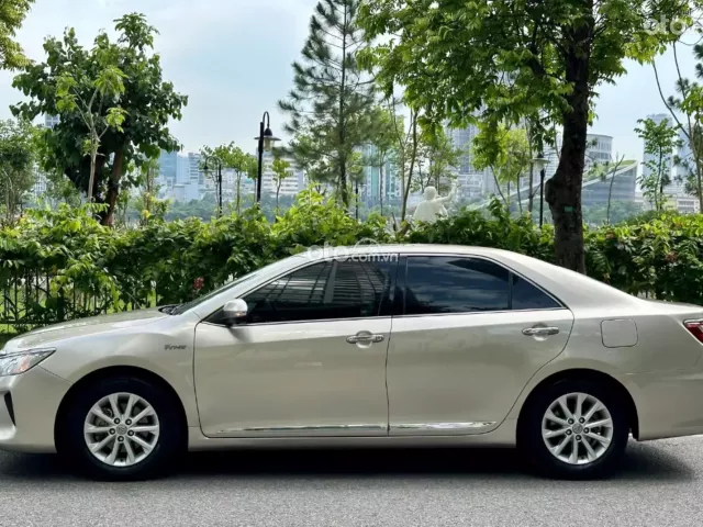 Toyota Camry 2.0E 2015 4