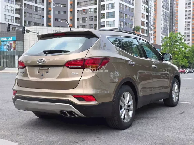 Hyundai Santa Fe 2.2L Dầu Tiêu chuẩn 2017 4