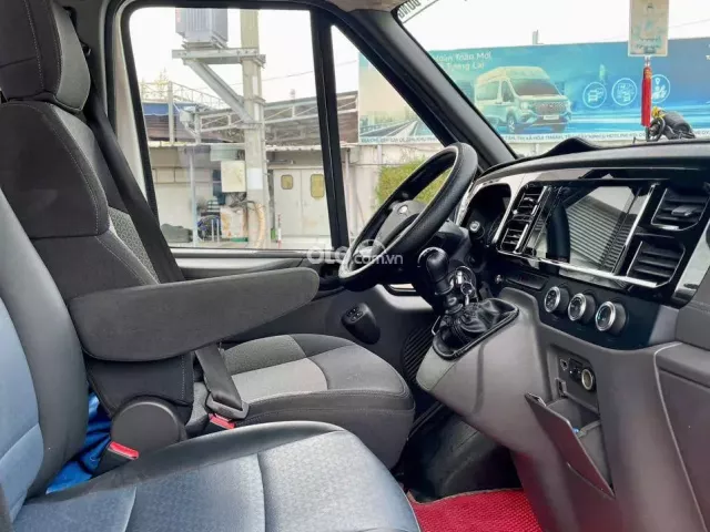 Ford Transit Cao cấp 2023 4