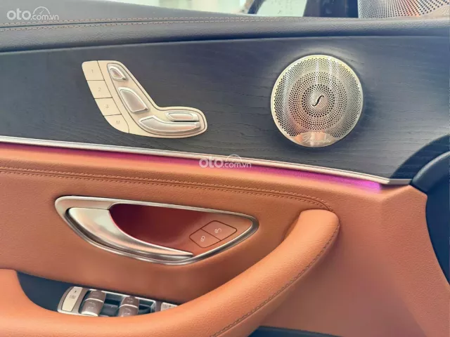 Mercedes-Benz E300 AMG 2021 7