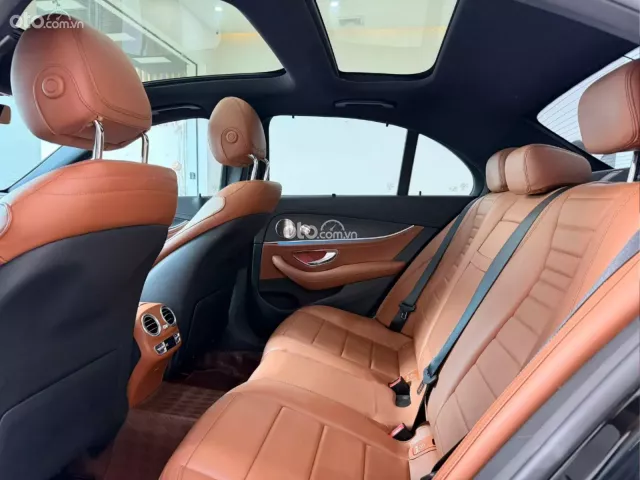 Mercedes-Benz E300 AMG 2021 8