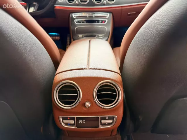 Mercedes-Benz E300 AMG 2021 11