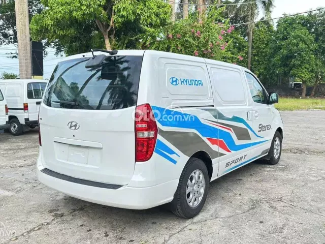 Hyundai Grand Starex 2.5 MT 2015 4