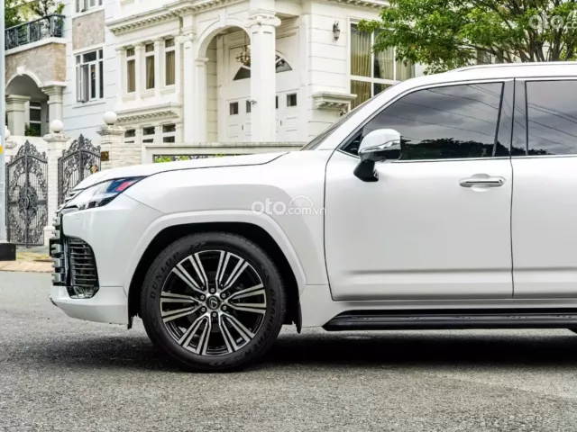 Lexus LX 600 Urban 2025 17