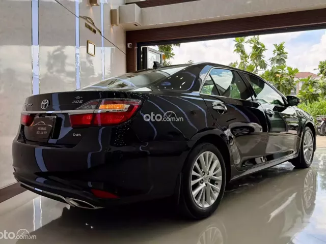 Toyota Camry 2.0E 2019 4
