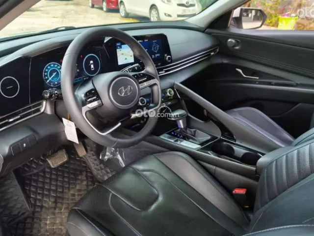Hyundai Elantra 2.0 AT Cao cấp 2024 13
