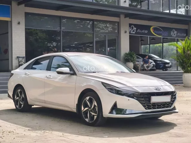 Hyundai Elantra 2.0 AT Cao cấp 2024 3