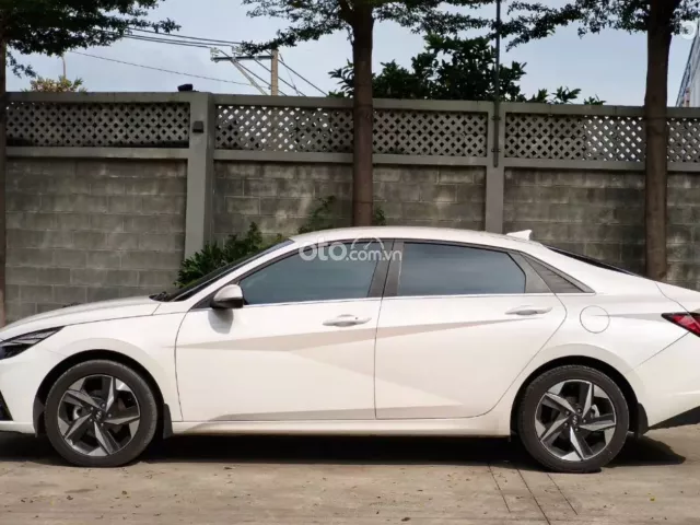 Hyundai Elantra 2.0 AT Cao cấp 2024 4