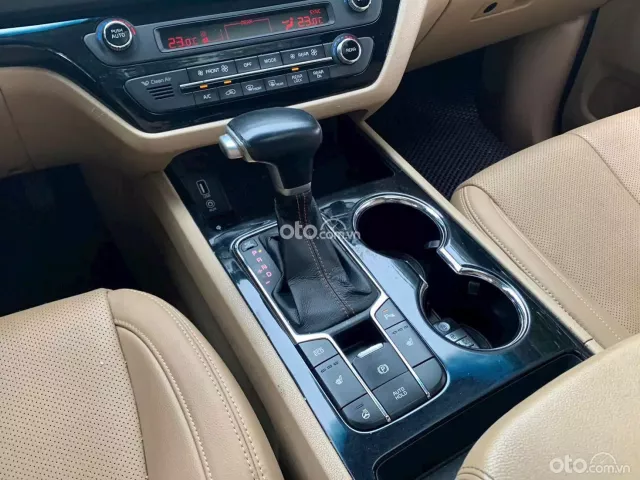 Kia Sedona 2.2 DAT 2020 11