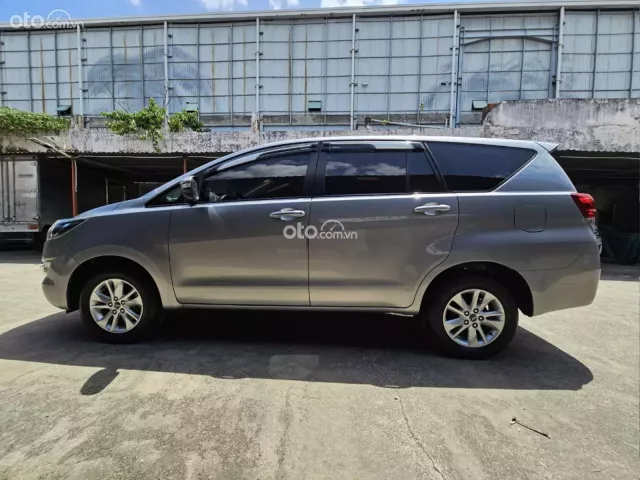 Toyota Innova 2.0E 2017 4