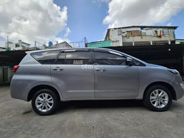 Toyota Innova 2.0E 2017 5