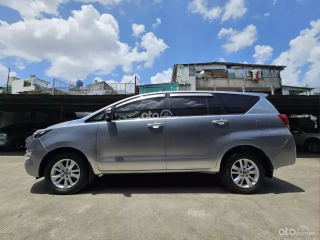 Toyota Innova 2.0E 2017 4