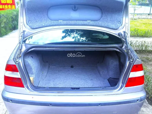 BMW 318i 2005 12