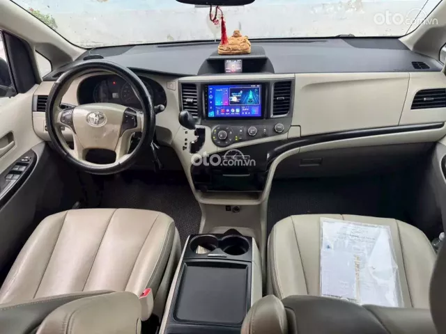 Toyota Sienna 2010 4