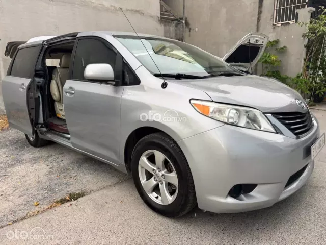Toyota Sienna 2010 3