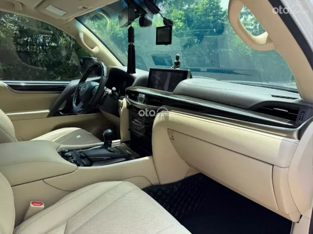 Lexus LX 570 2018 10