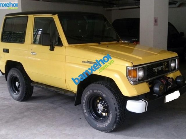 Cần bán gấp Toyota Land Cruiser năm 1990, màu vàng, giá chỉ 235 triệu