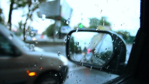 Nước mưa bám: Mùa mưa đã tới, hãy thay đổi chiến lược nếu bạn muốn lấp lánh đèn pha trên xe hơi của mình. Nếu chưa từng biết cách để tránh nước mưa bám trên kính xe hơi của bạn thì hãy xem hình ảnh để biết thêm chi tiết.