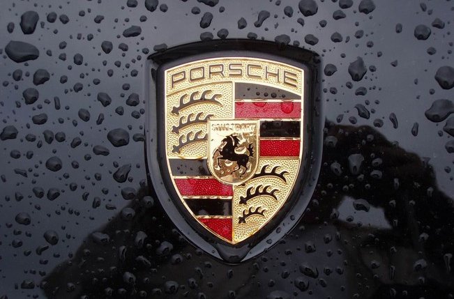 Ý nghĩa của hình ảnh con ngựa trên logo của Porsche là gì? 
