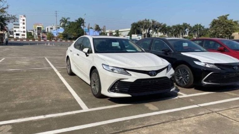 Read more about the article Lô xe Toyota Camry 2022 đầu tiên cập bến thị trường Việt với nhiều điểm nhấn mới