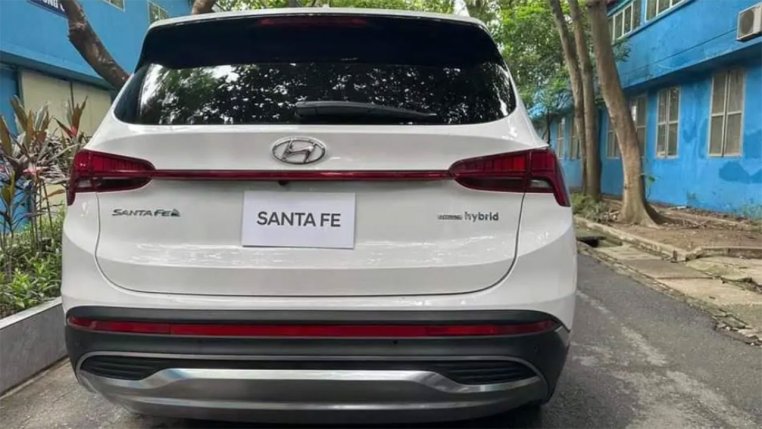 Read more about the article Hyundai Santa Fe hybrid lần thứ 2 lộ diện trần trụi tại Việt Nam, ngày ra mắt đang cận kề?