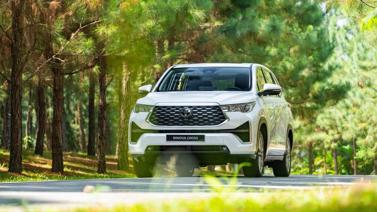 Read more about the article Toyota Innova Cross thế hệ mới trình làng, ‘ăn điểm’ ở ngoại hình và trang bị, có thêm bản Hybrid giá 990 triệu đồng